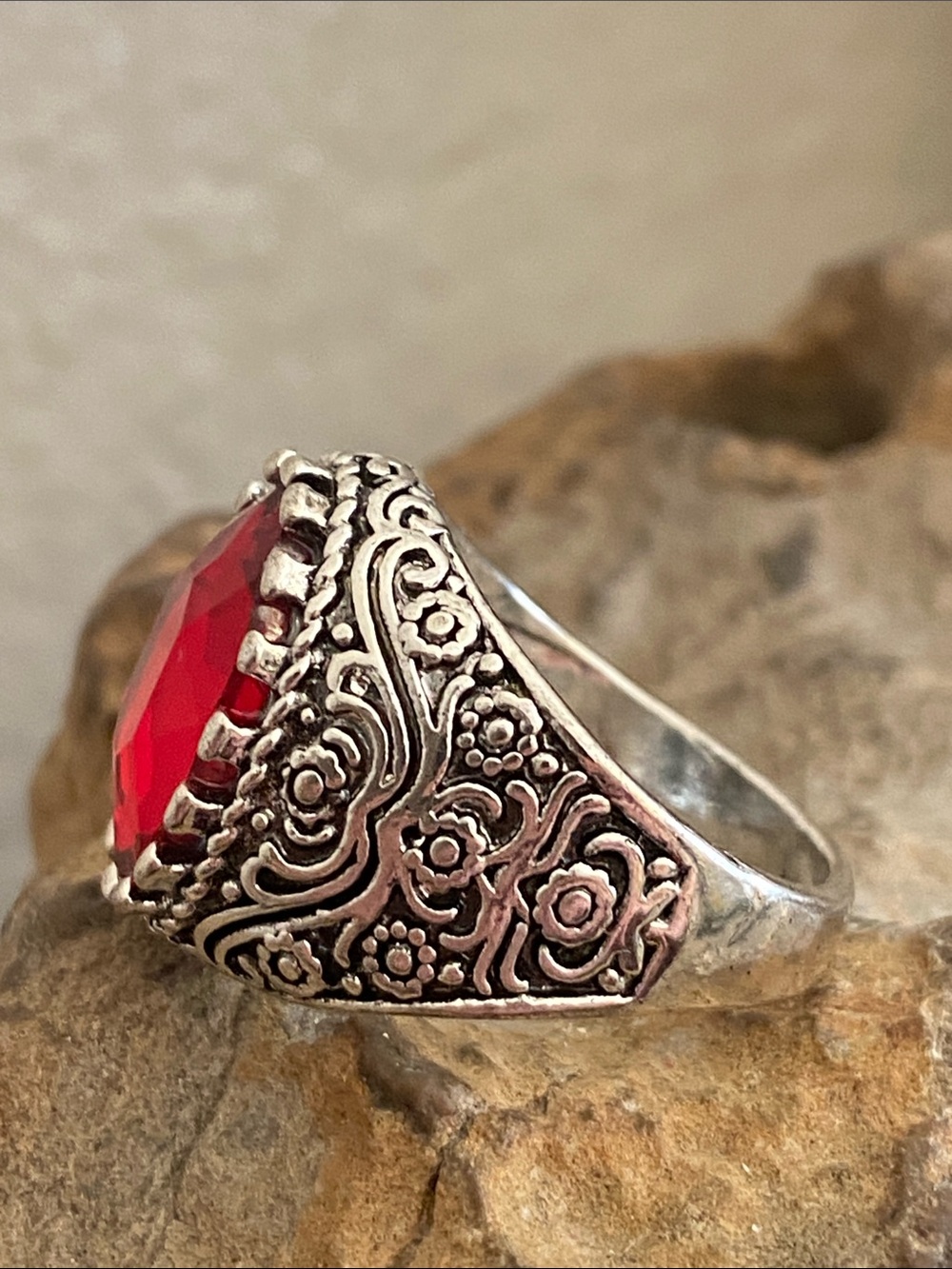 5/$10❤️❤️❤️NEW Ornate Design Faceted Red Acrylic Cabochon Ring - Picture 6 of 6